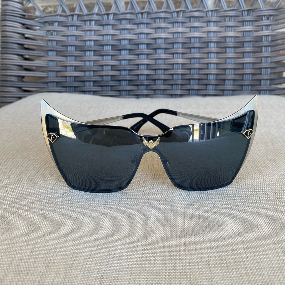 Point cat eye sunglasses